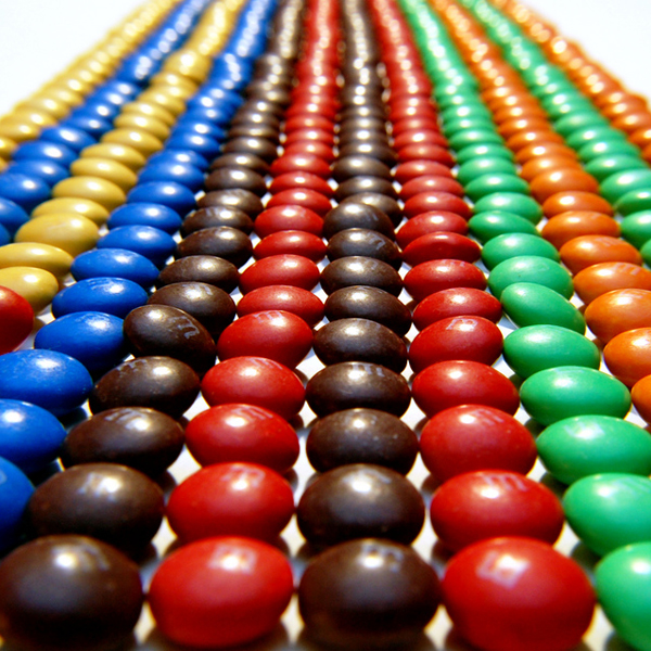 Skittles,М&M,сортировочная машина, Гениальная машина сама сортирует Skittles и Эмемдемс по цвету